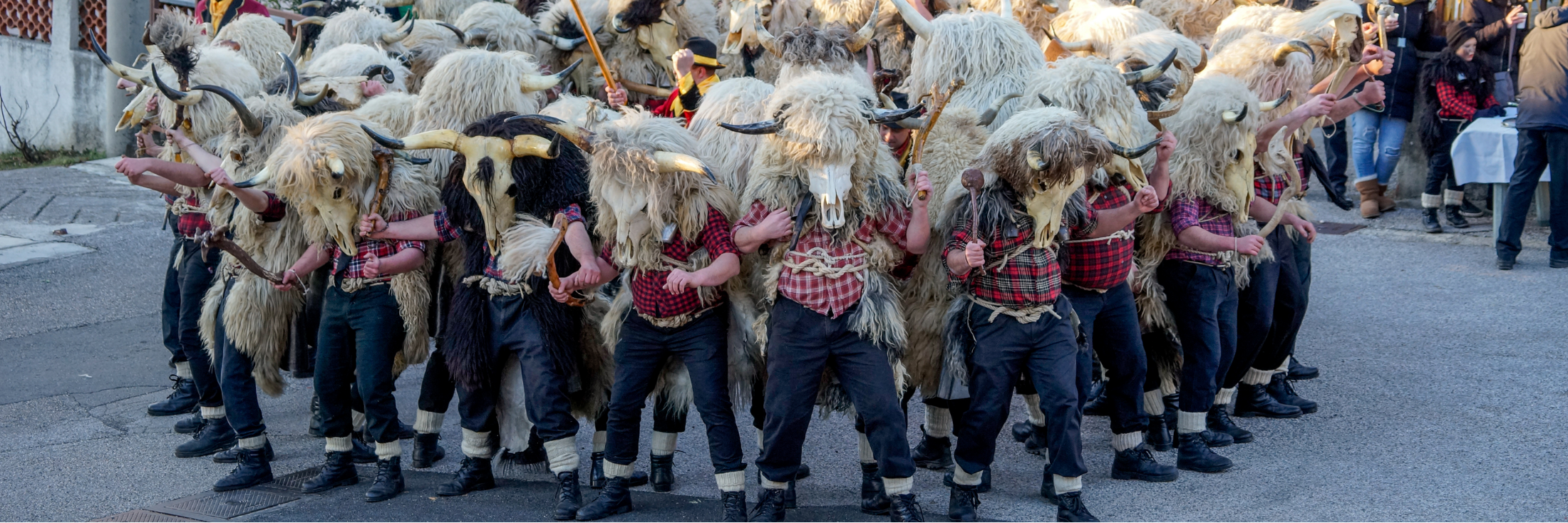 Die Glöckner im Kvarner: Mit Fellkostüm und Tiermasken durch den Karneval